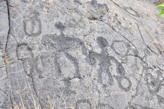 Antigas pictografias havaianas em pleno campo de lavas endurecidas, ao longo da Chain of Craters Road, em Volcano, na Big Island, no Havaí